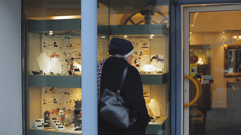 kundevonjuwelierbuchmuellerinravensburgschaufenster Kunde vor Schaufenster von Juwelier Buchmüller in Ravensburg