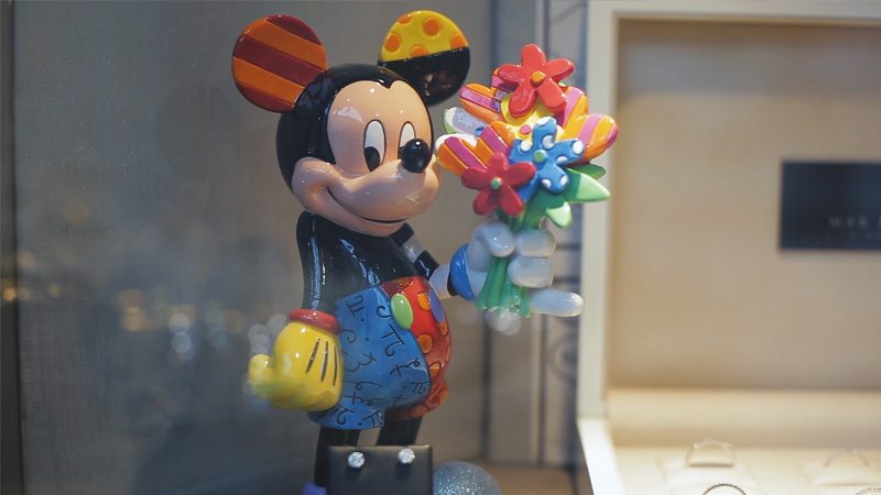 mickeymousevonromerobrittoinravensburgerjuwelier Mickey Maus im Schaufenster von Juwelier Buchmüller